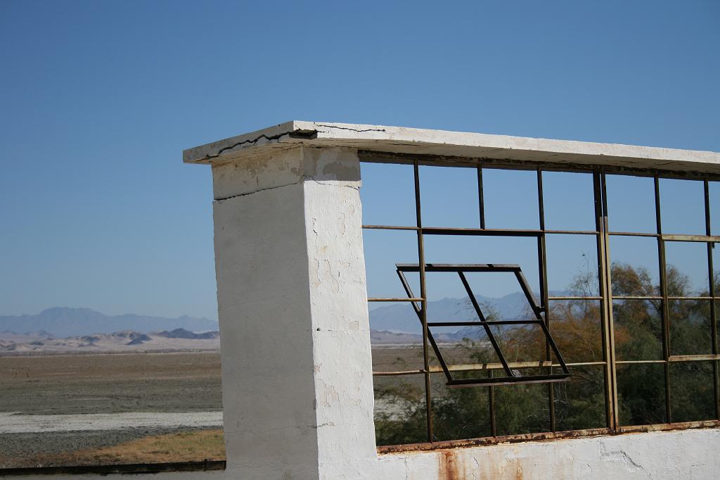 20081020 calico zzyzx 108.jpg - Zzyzx - Former pool house, that luckily still has functioning windows